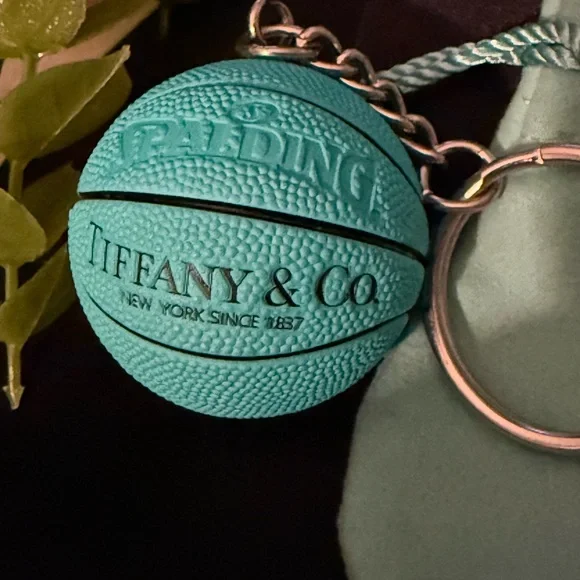 Spalding x Tiffany blue basketball keychain with Dustbag - Picture 5 of 11